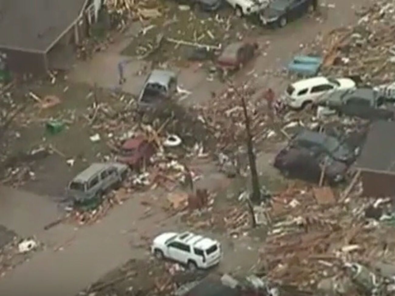 Количество погибших из-за мощных торнадо в США продолжает расти