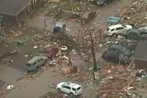 Количество погибших из-за мощных торнадо в США продолжает расти