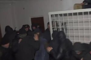 В зал заседания суда по делу Корбана ворвались титушки