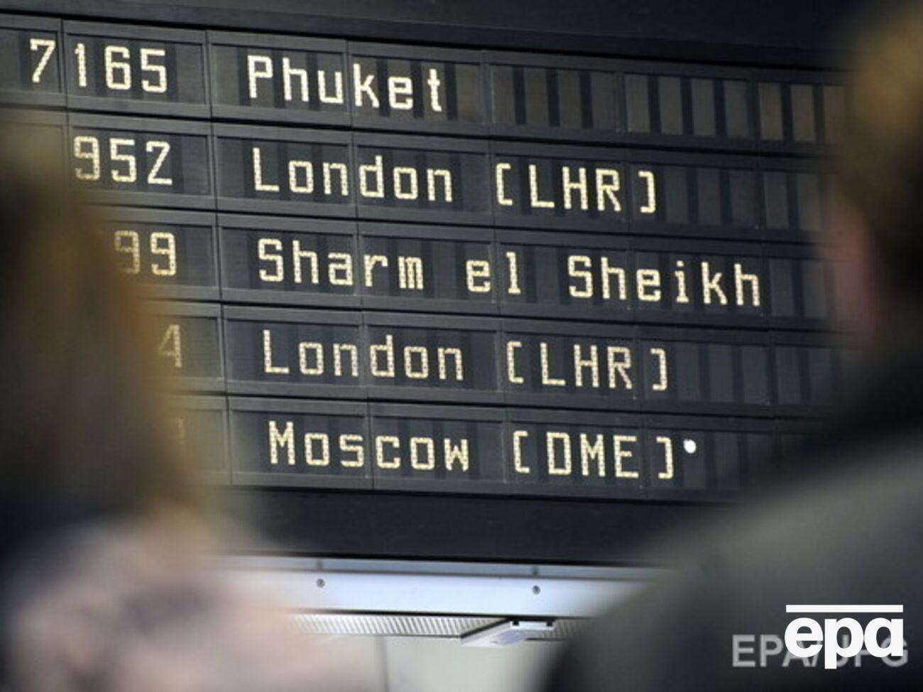 Выездной поток туристов из России сократился на треть