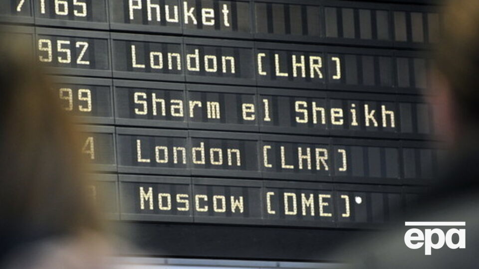 Выездной поток туристов из России сократился на треть