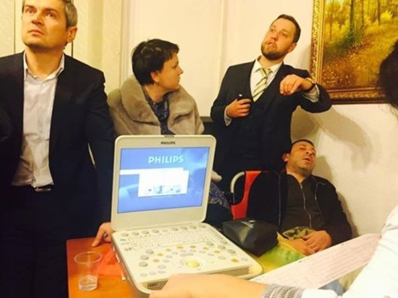 Корбана осматривают врачи