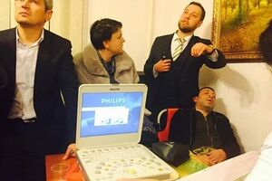 Корбана осматривают врачи