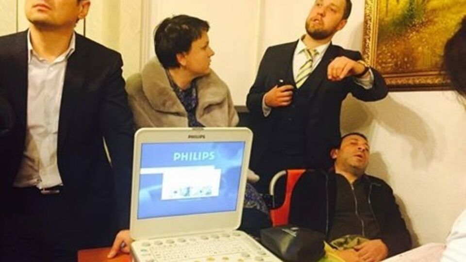 Корбана осматривают врачи