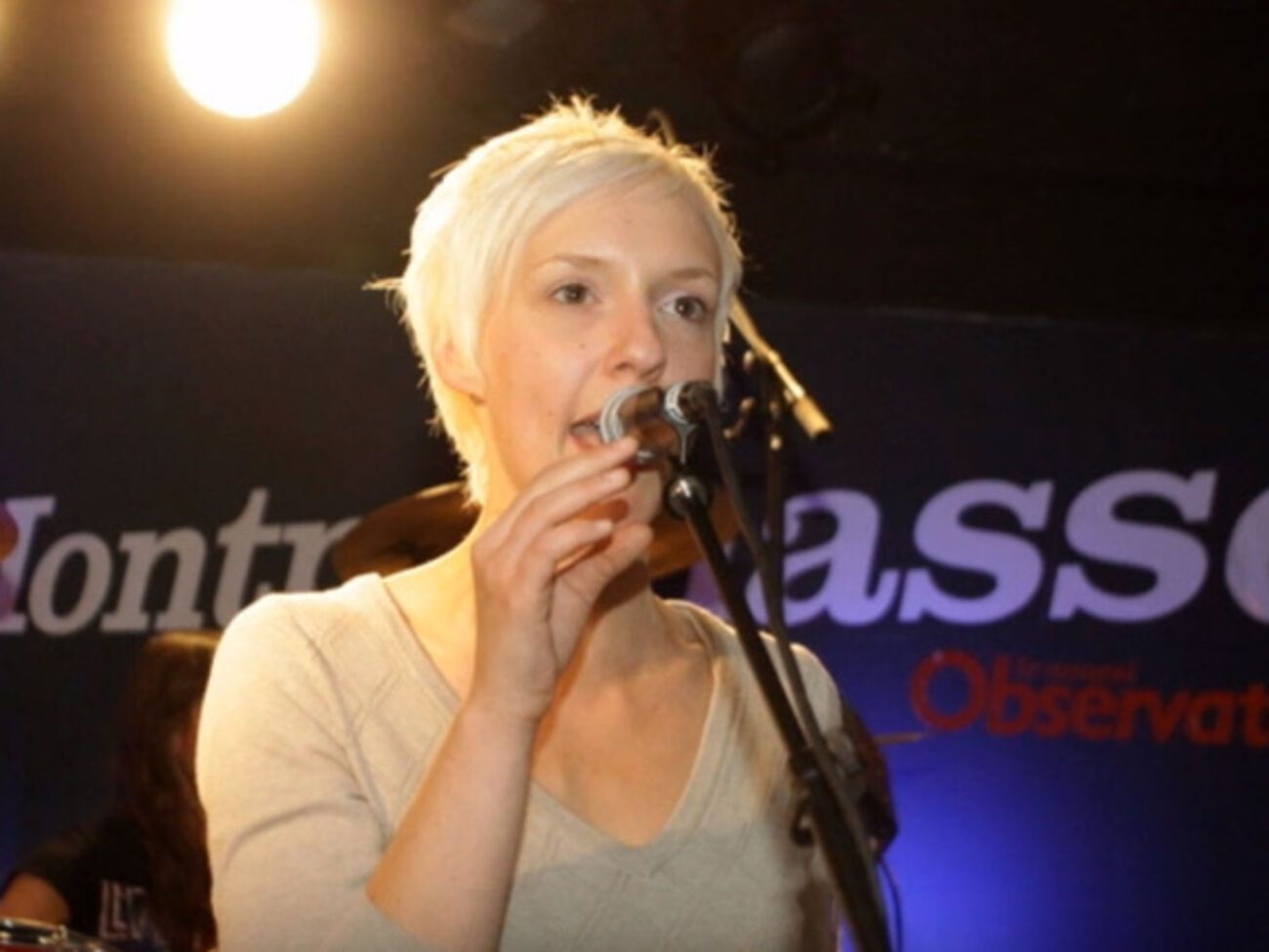 Раненная во время парижских терактов певица Лаура Круа вышла из комы