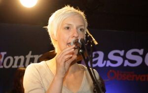 Раненная во время парижских терактов певица Лаура Круа вышла из комы