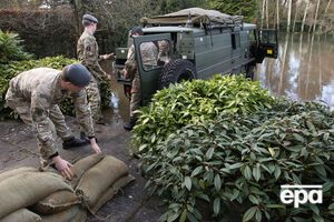 Британские военные борются с наводнением