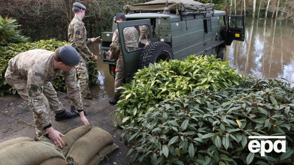 Британские военные борются с наводнением