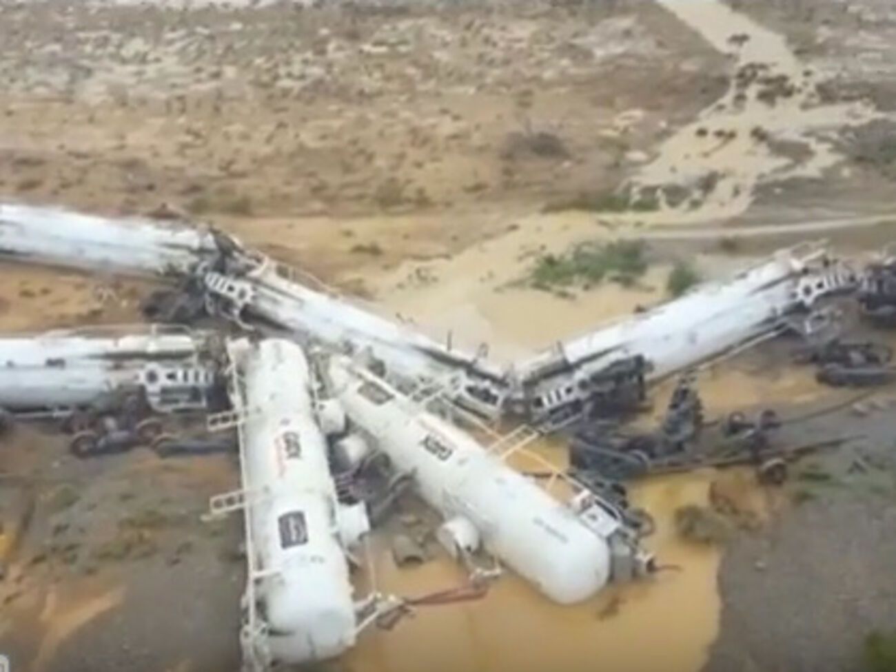 Зона отчуждения вокруг места крушения поезд, где разлилась серная кислота, составляет 2 км