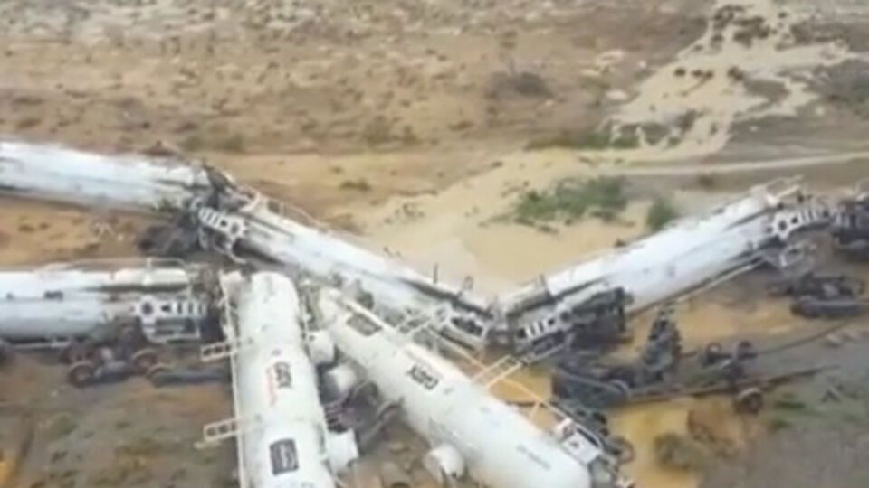 Зона отчуждения вокруг места крушения поезд, где разлилась серная кислота, составляет 2 км