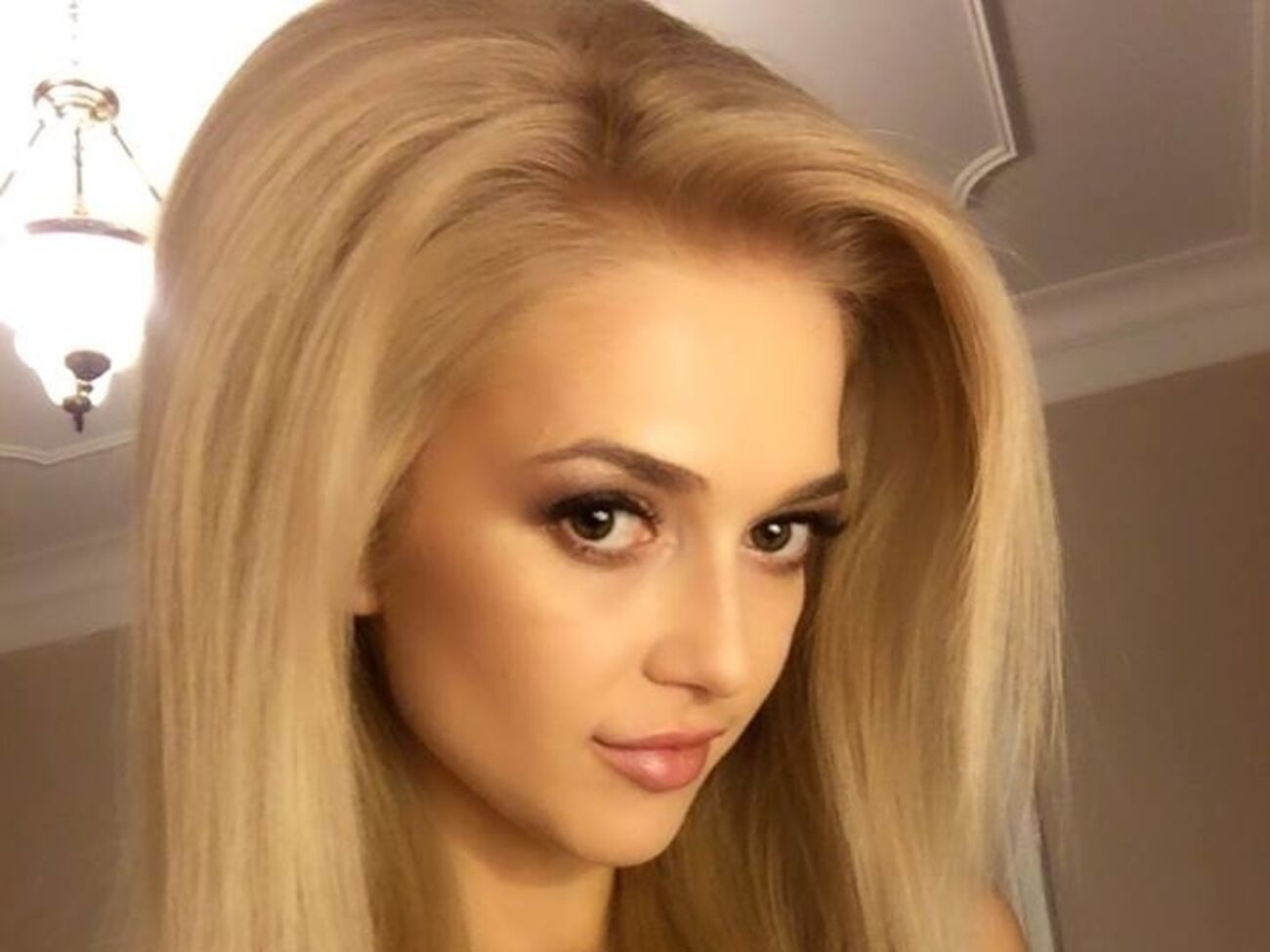 Герцег позировала, едва прикрыв интимные места своего тела