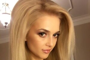 Герцег позировала, едва прикрыв интимные места своего тела