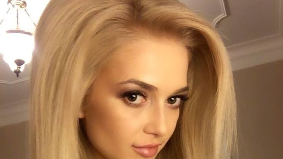 Герцег позировала, едва прикрыв интимные места своего тела