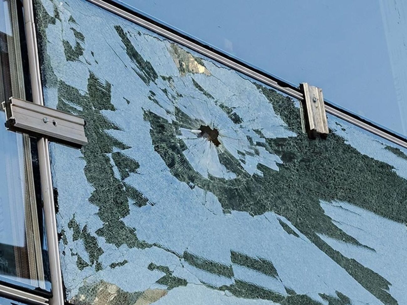 Разбитые в результате бунта рабочих окна на объекте