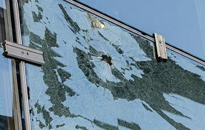 Разбитые в результате бунта рабочих окна на объекте