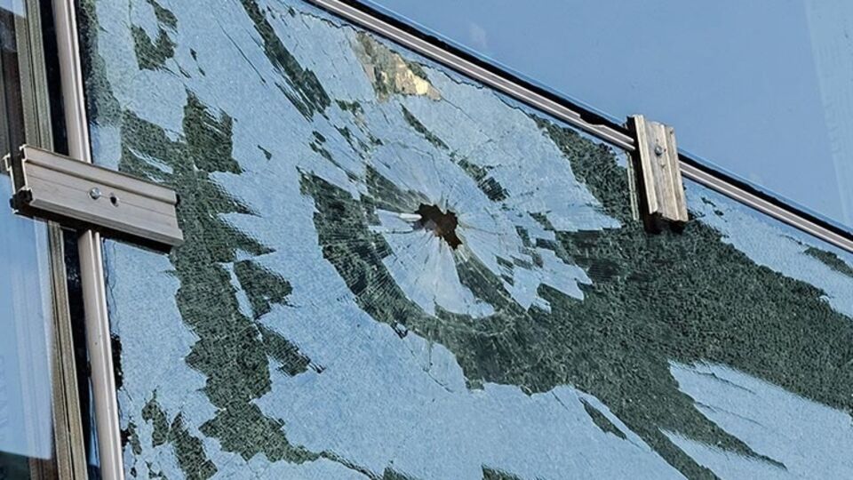 Разбитые в результате бунта рабочих окна на объекте