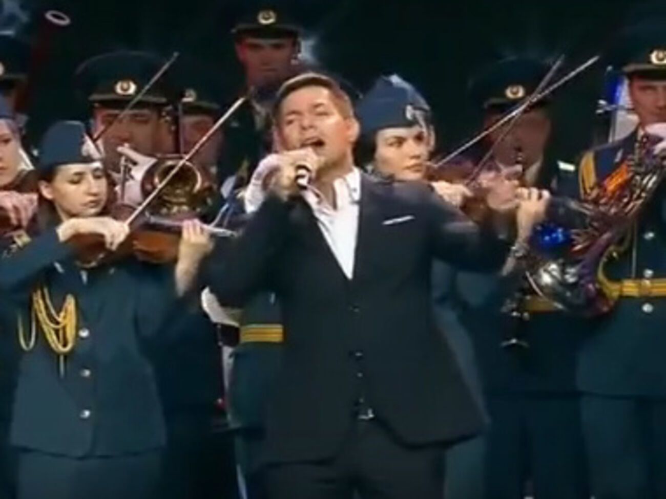 Стас Пьеха и сводный хор МЧС РФ спели песню "Донбасс"