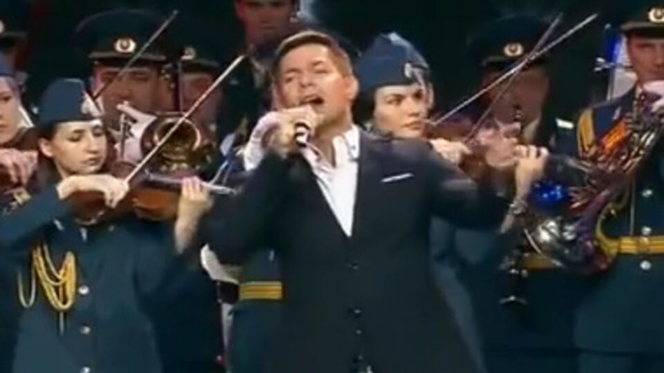 Стас Пьеха и сводный хор МЧС РФ спели песню "Донбасс"