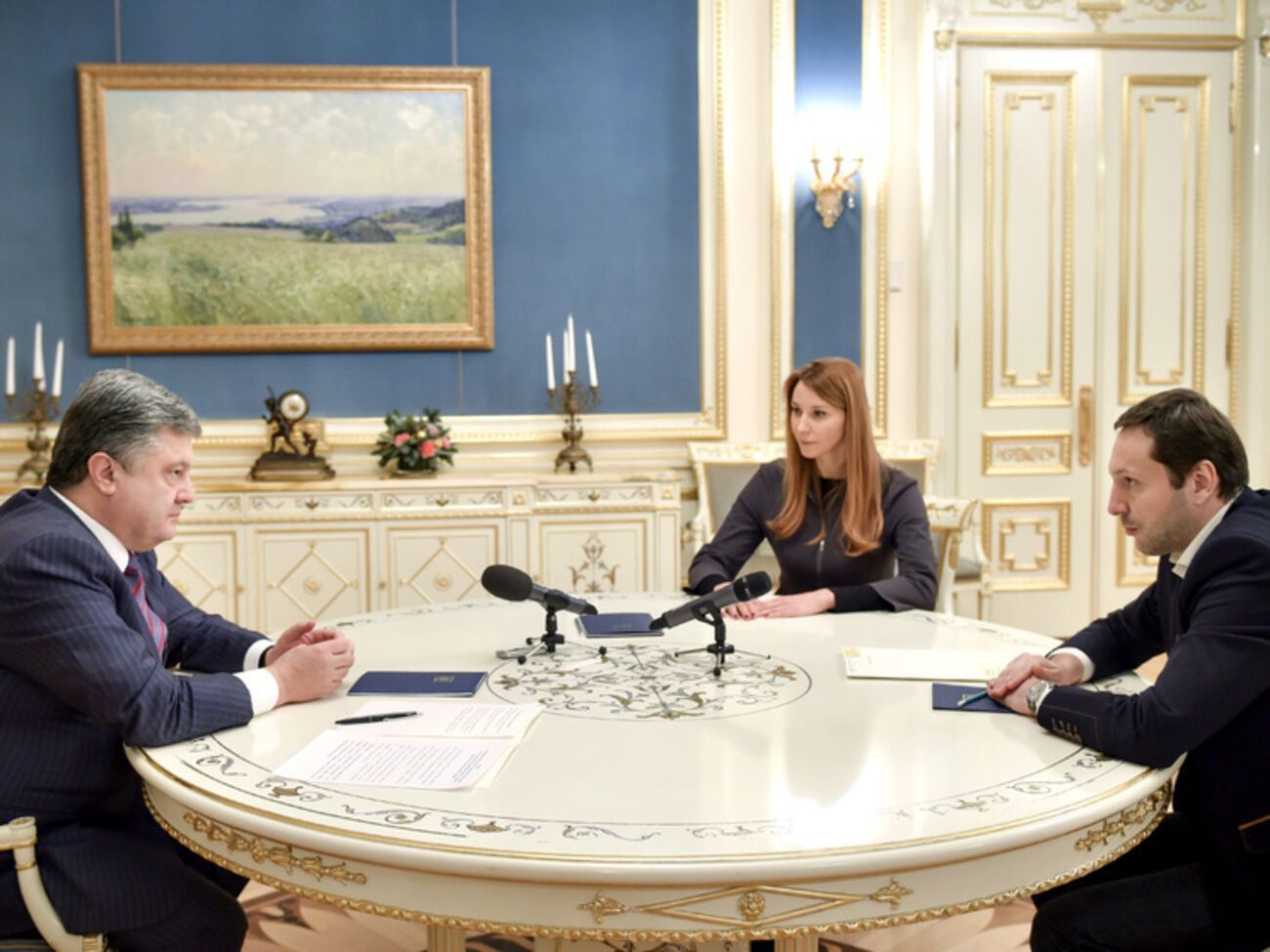 Порошенко после подписания закона встретился с министром информполитики Юрием Стецем