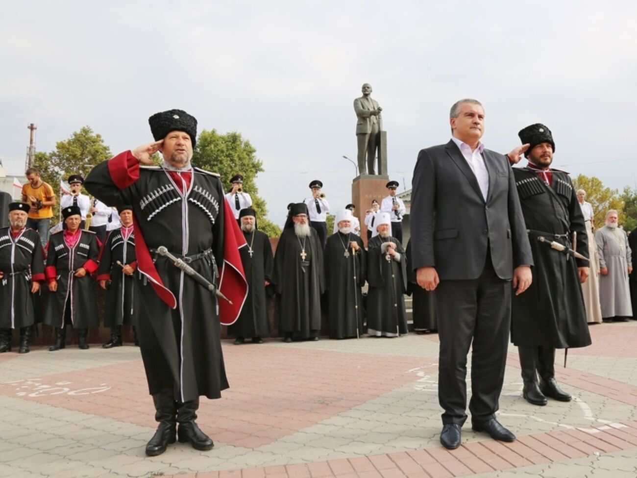 Казаки провели рейды по домам крымских татар в связи с появлением украинской символики. На фото &ndash; так называемый глава незаконного крымского правительства Сергей Аксенов (справа) с лидерами крымских казаков