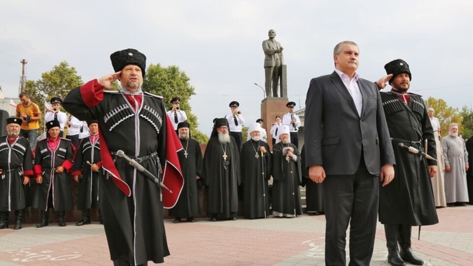 Казаки провели рейды по домам крымских татар в связи с появлением украинской символики. На фото – так называемый глава незаконного крымского правительства Сергей Аксенов (справа) с лидерами крымских казаков