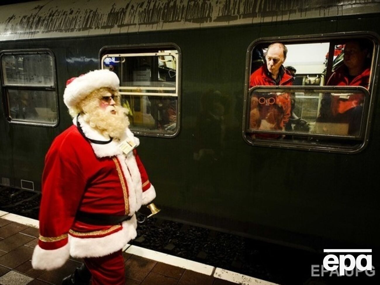 В новогоднюю ночь проводники украинских поездов превратятся в Дедов Морозов