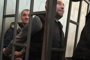 Мустафа Дегерменджи (на переднем плане) и Али Асанов в суде