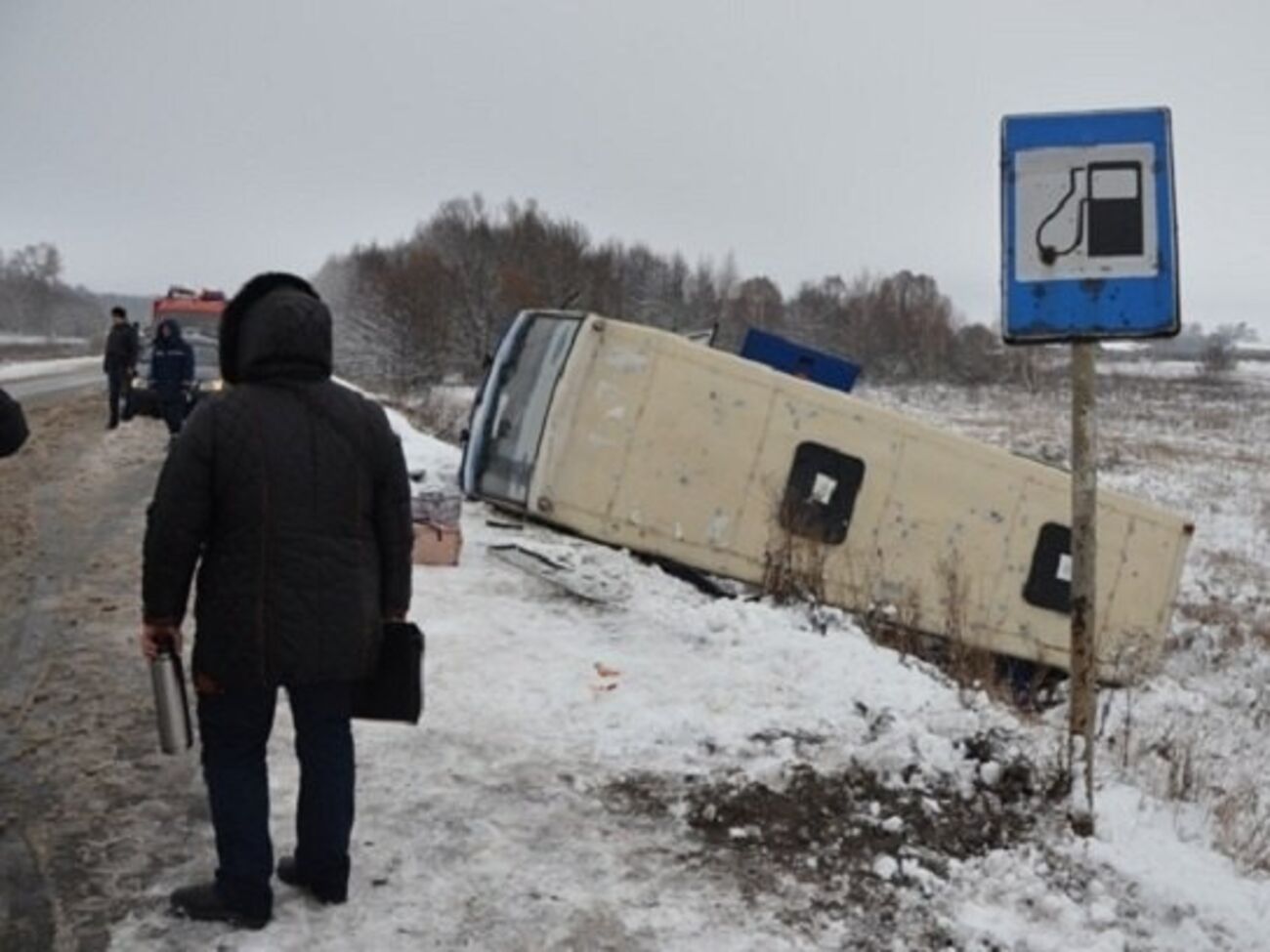 Сильный ветер опрокинул автобус