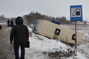 Сильный ветер опрокинул автобус