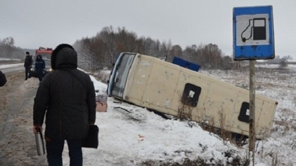 Сильный ветер опрокинул автобус