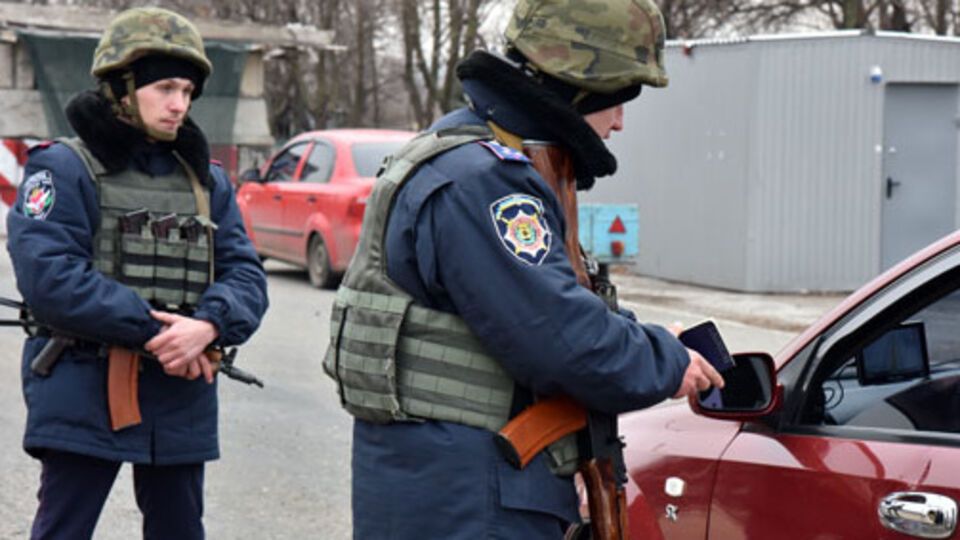 Правоохранители дежурят на блокпостах в Донецкой области