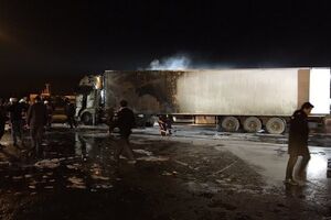 Грузовик загорелся на стоянке порта