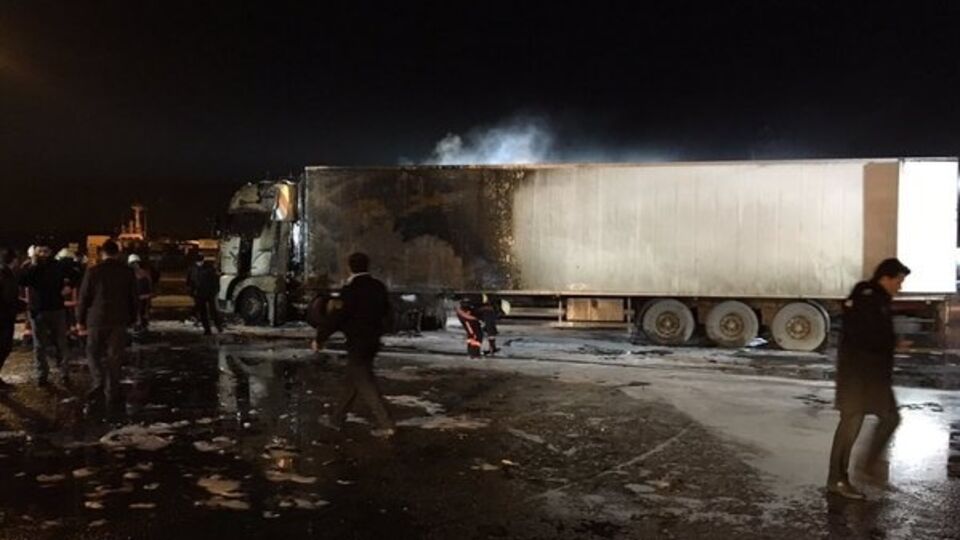 Грузовик загорелся на стоянке порта