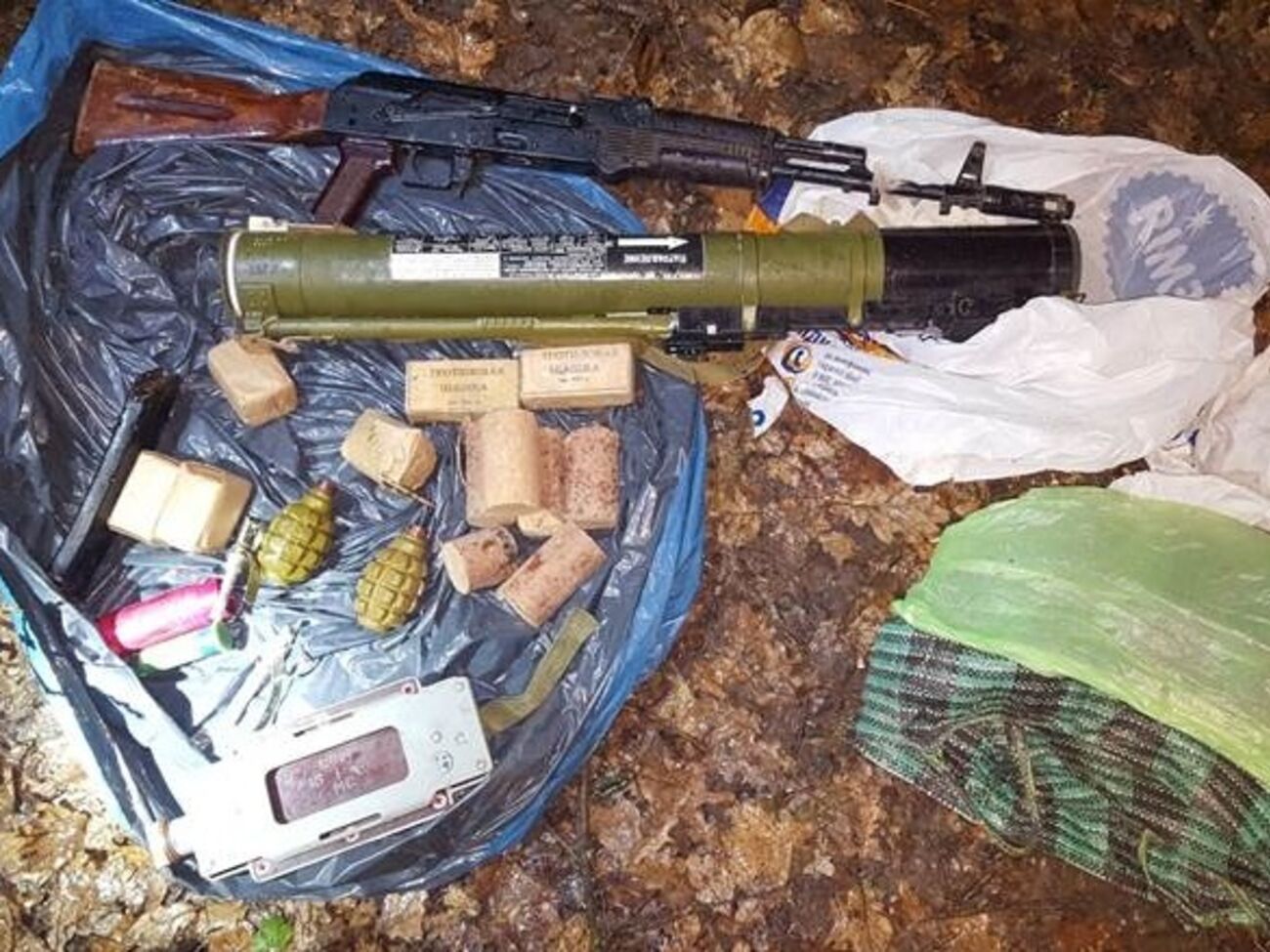 Харьковчанин указал спецслужбе на тайник с оружием и взрывчаткой