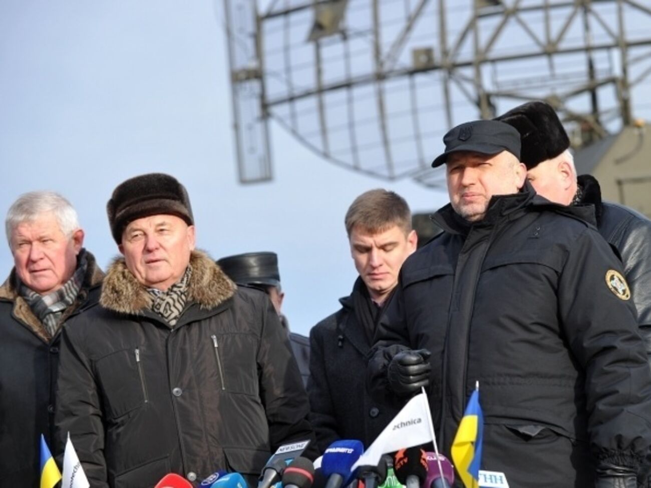 Комплекс "Сапсан" так и не поступил в украинскую армию, но новая разработка должна превзойти его, заявил Турчинов (крайний справа)