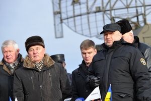 Комплекс "Сапсан" так и не поступил в украинскую армию, но новая разработка должна превзойти его, заявил Турчинов (крайний справа)