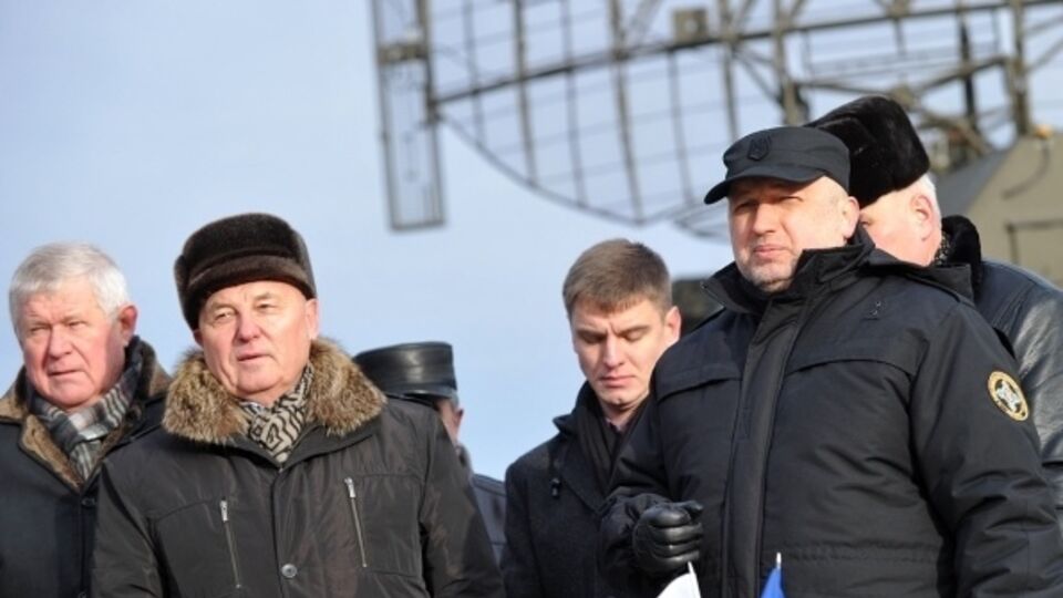 Комплекс "Сапсан" так и не поступил в украинскую армию, но новая разработка должна превзойти его, заявил Турчинов (крайний справа)