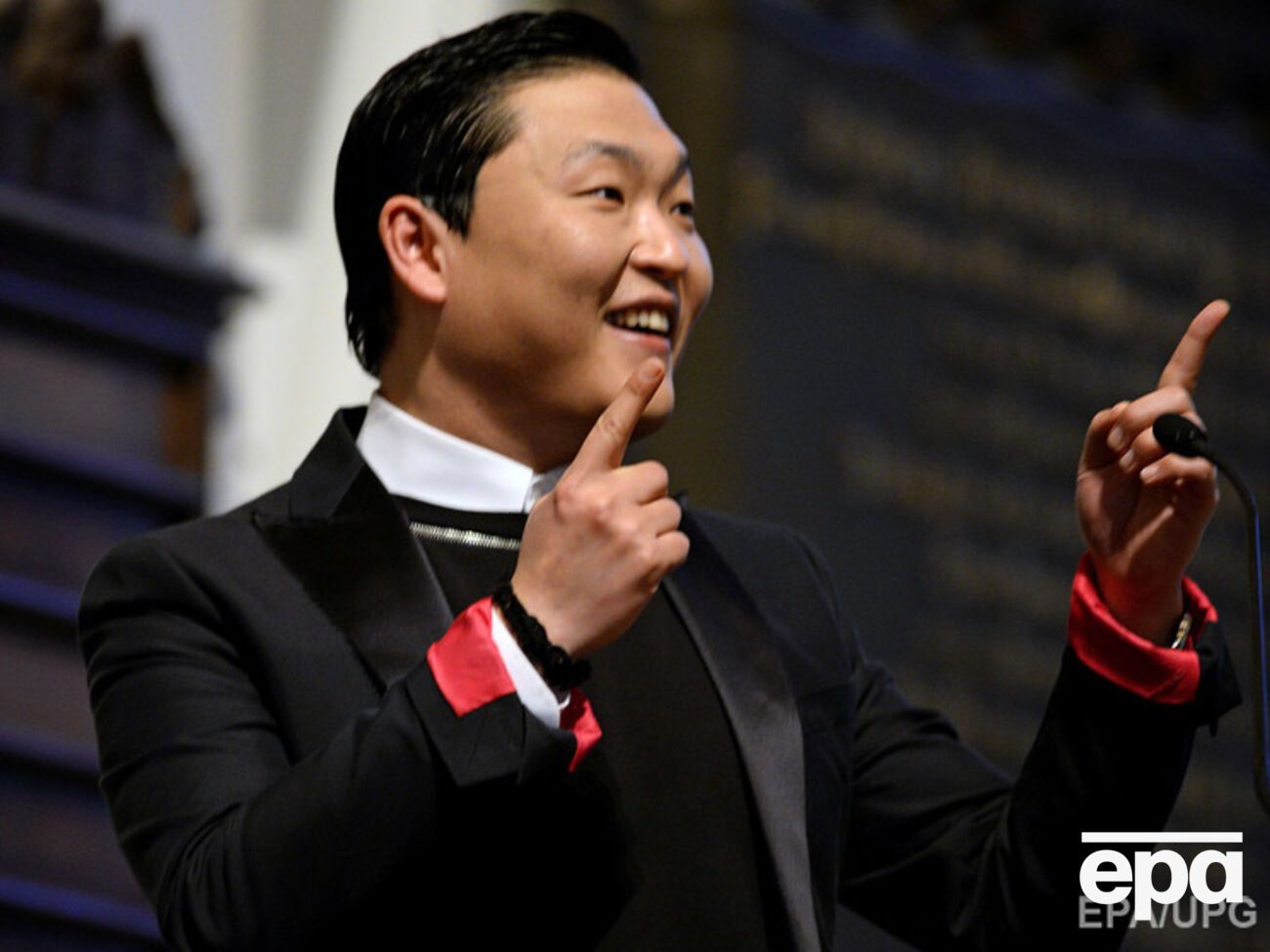 Psy вышел на сцену с накладной грудью