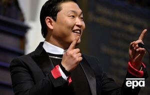 Psy вышел на сцену с накладной грудью
