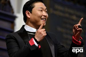 Psy вышел на сцену с накладной грудью