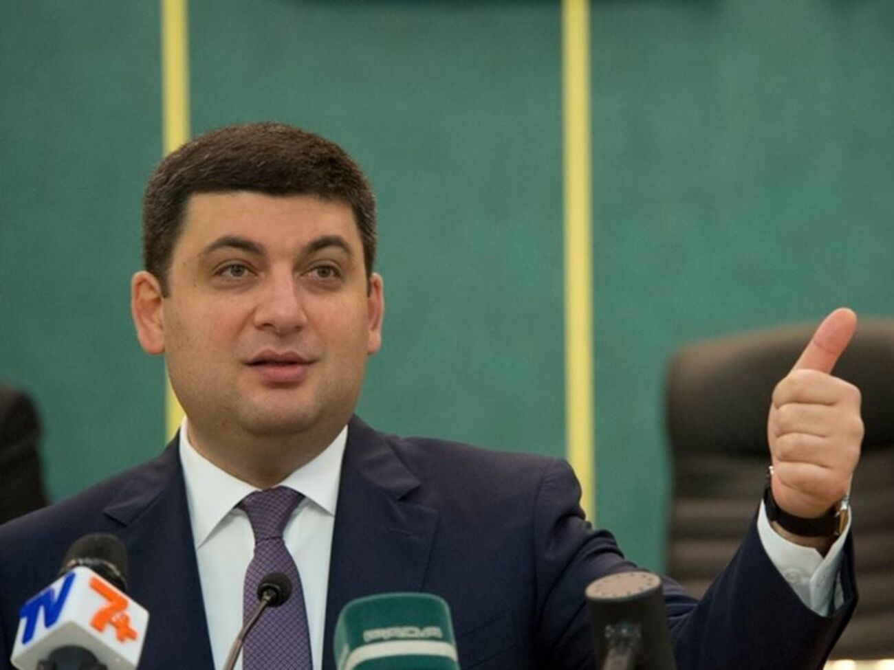 Гройсман: Это Конституция Украины, это вопрос украинского народа и украинской власти, а не Российской Федерации.