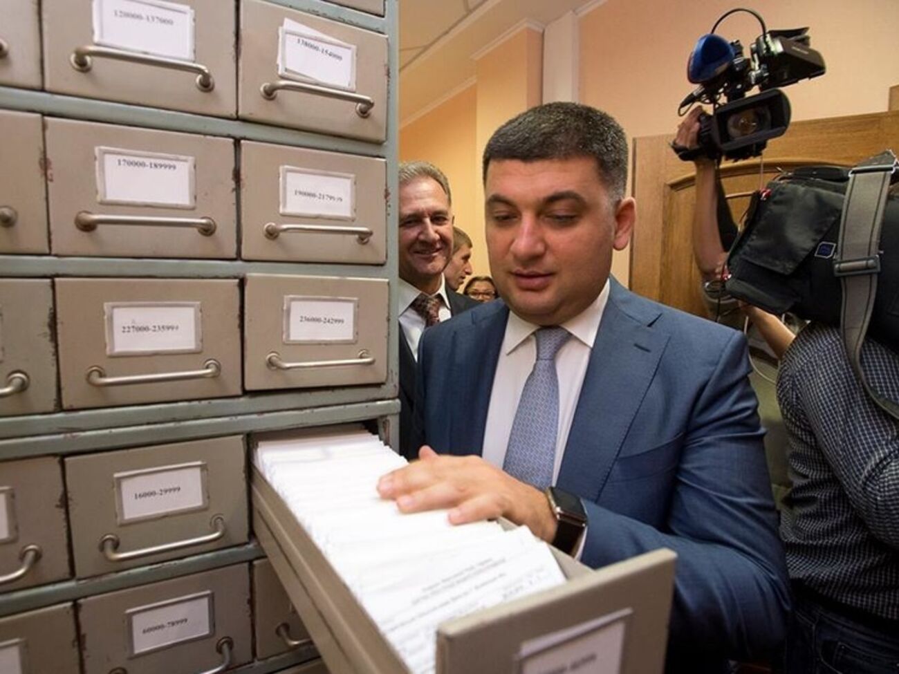 Гройсман: Депутатская неприкосновенность приводит к пренебрежению любыми законами