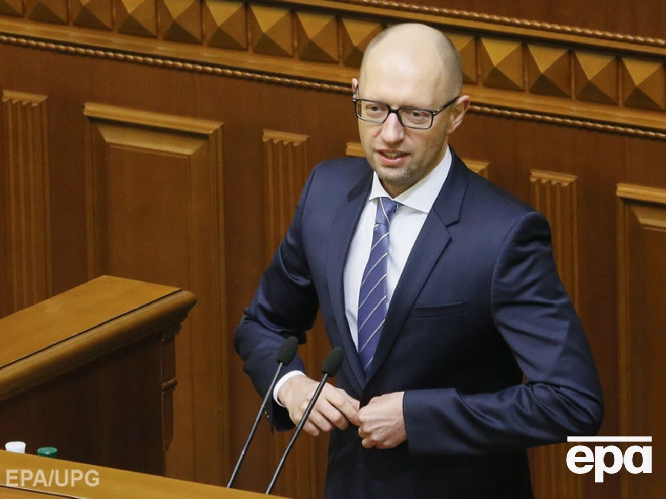 Украина не собирается прекращать сотрудничество с МВФ, заверил Яценюк