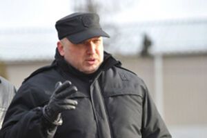 Турчинов: Мы будем поддерживать создание производственных мощностей, которые бы выпускали конкурентное оружие и военную технику