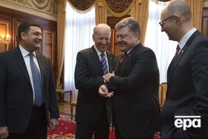 На фото – вице-президент США Джозеф Байден (второй слева) со спикером Верховной Рады Украины Владимиром Гройсманом, президентом Украины Петром Порошенко и премьер-министром Украины Арсением Яценюком