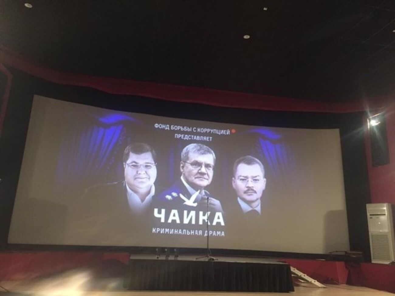 Навальный подал в суд на генпрокурора Чайку и российские издания