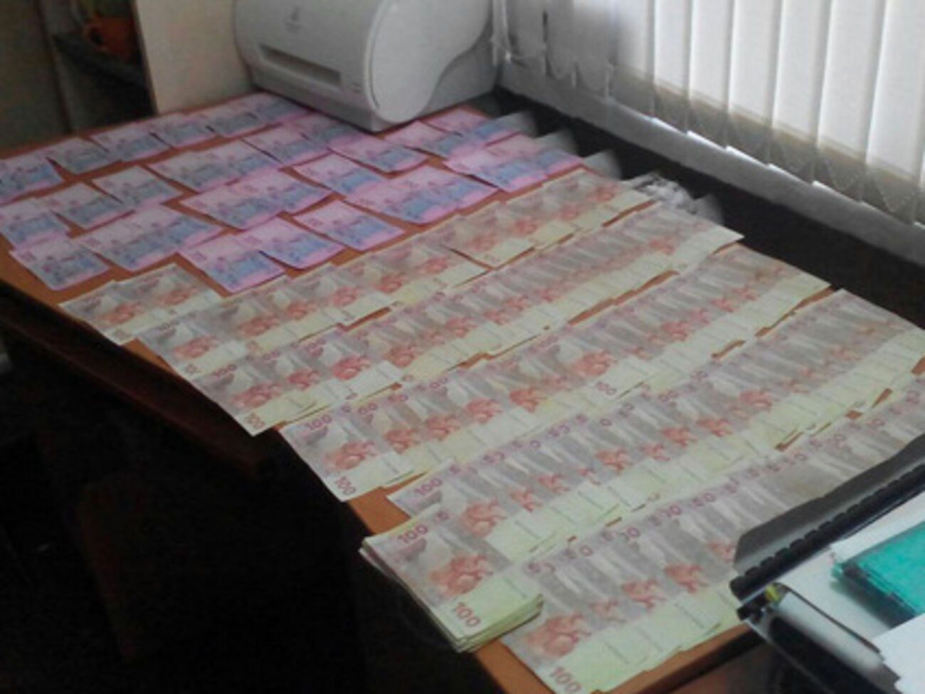 Правоохранители конфисковали деньги, добытые преступным путем