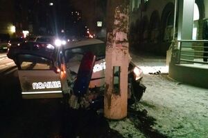 Полицейский автомобиль врезался в столб