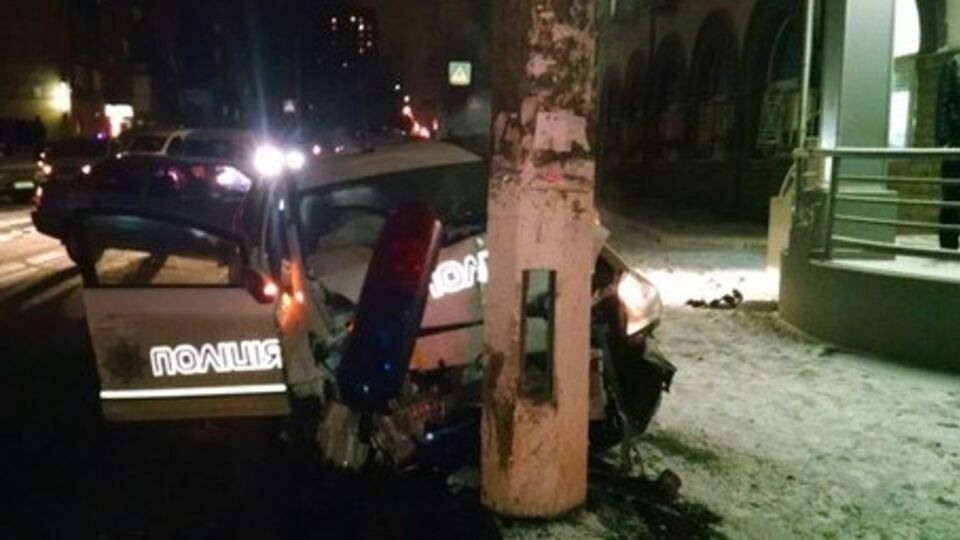 Полицейский автомобиль врезался в столб