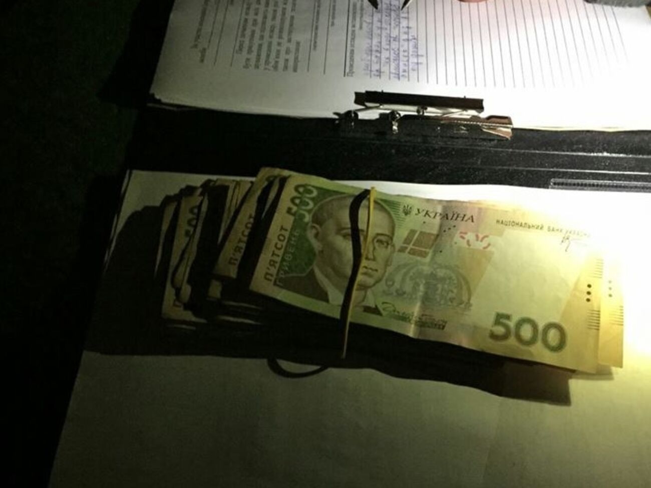 По нынешнему курсу офицер оценил свои услуги в $1 тыс.